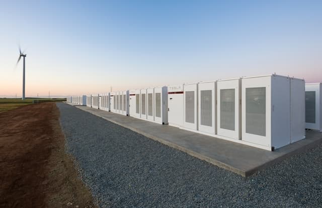 A Tesla 30 ezer háztartást ellátó akkumulátor telepet épített