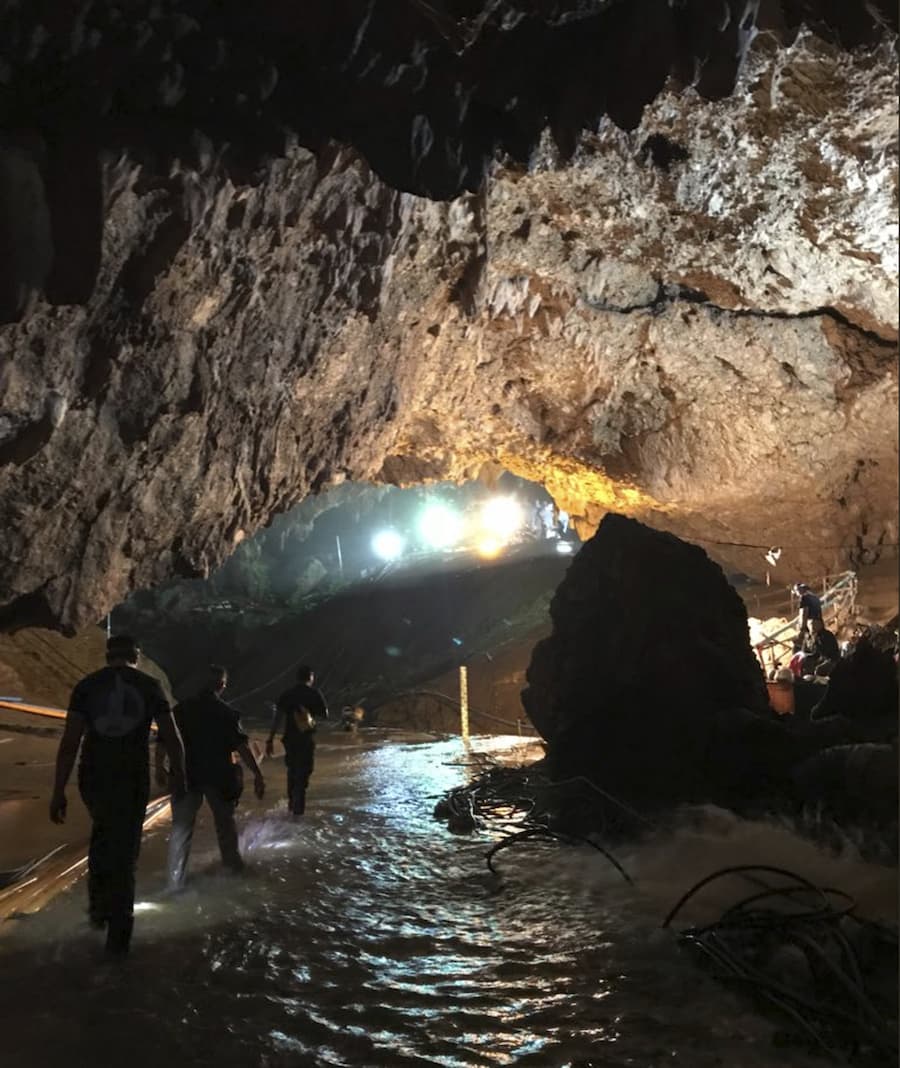 Folytatódik a mentőakció a thaiföldi barlangban