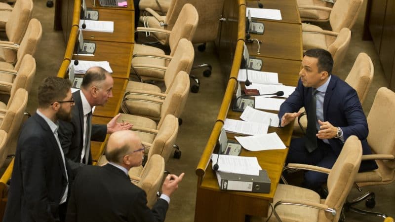 Akció a parlamentben – a Smer képviselőjének elpattantak az idegei (videó)