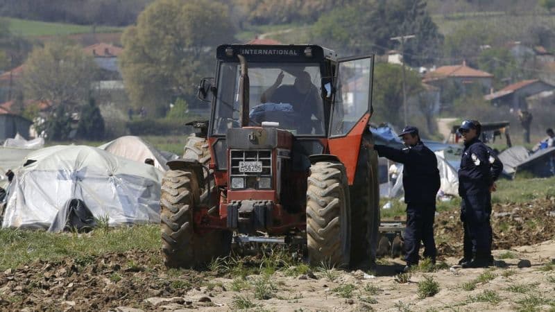 A földjén sátraztak a menekültek - a férfi erre fogta a traktorját és…
