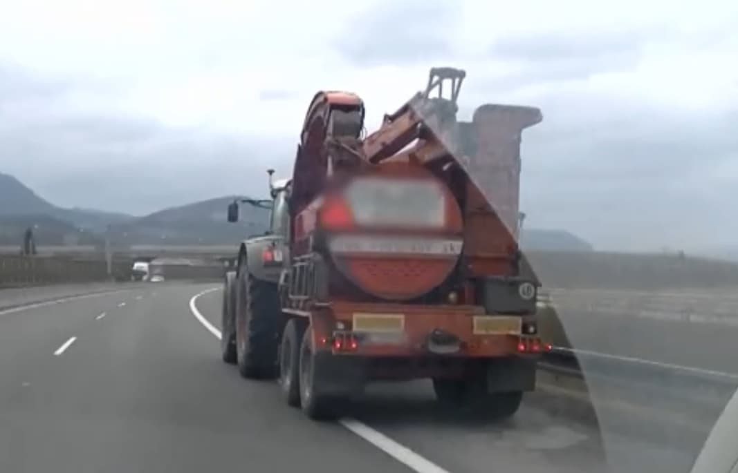Traktor cammogott a szlovák sztrádán! (VIDEÓ)