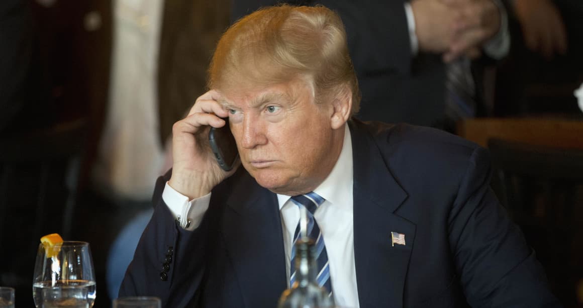 Trumpnak két okostelefonja van, de minek...