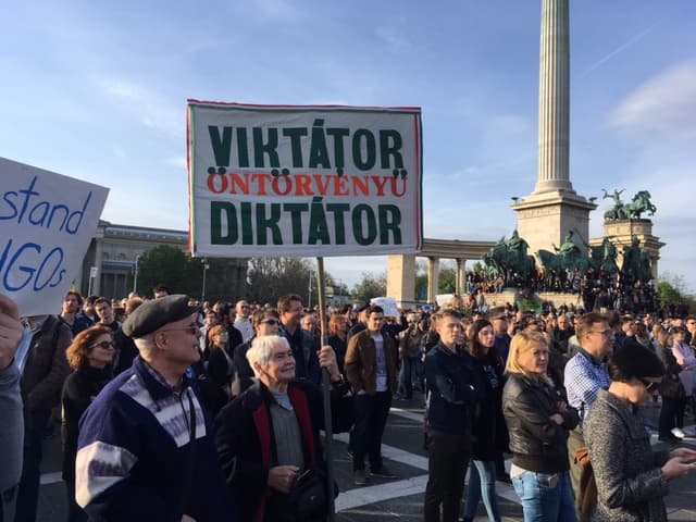 TÜNTETÉS: A civileket piszkáló Orbánék ellen demonstráltak a Hősök terén