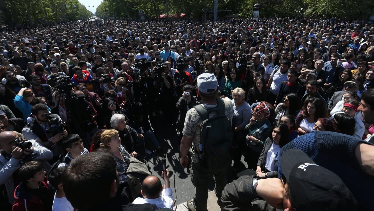Több tízezres tüntetésen követelték az örmény kormányfő lemondását