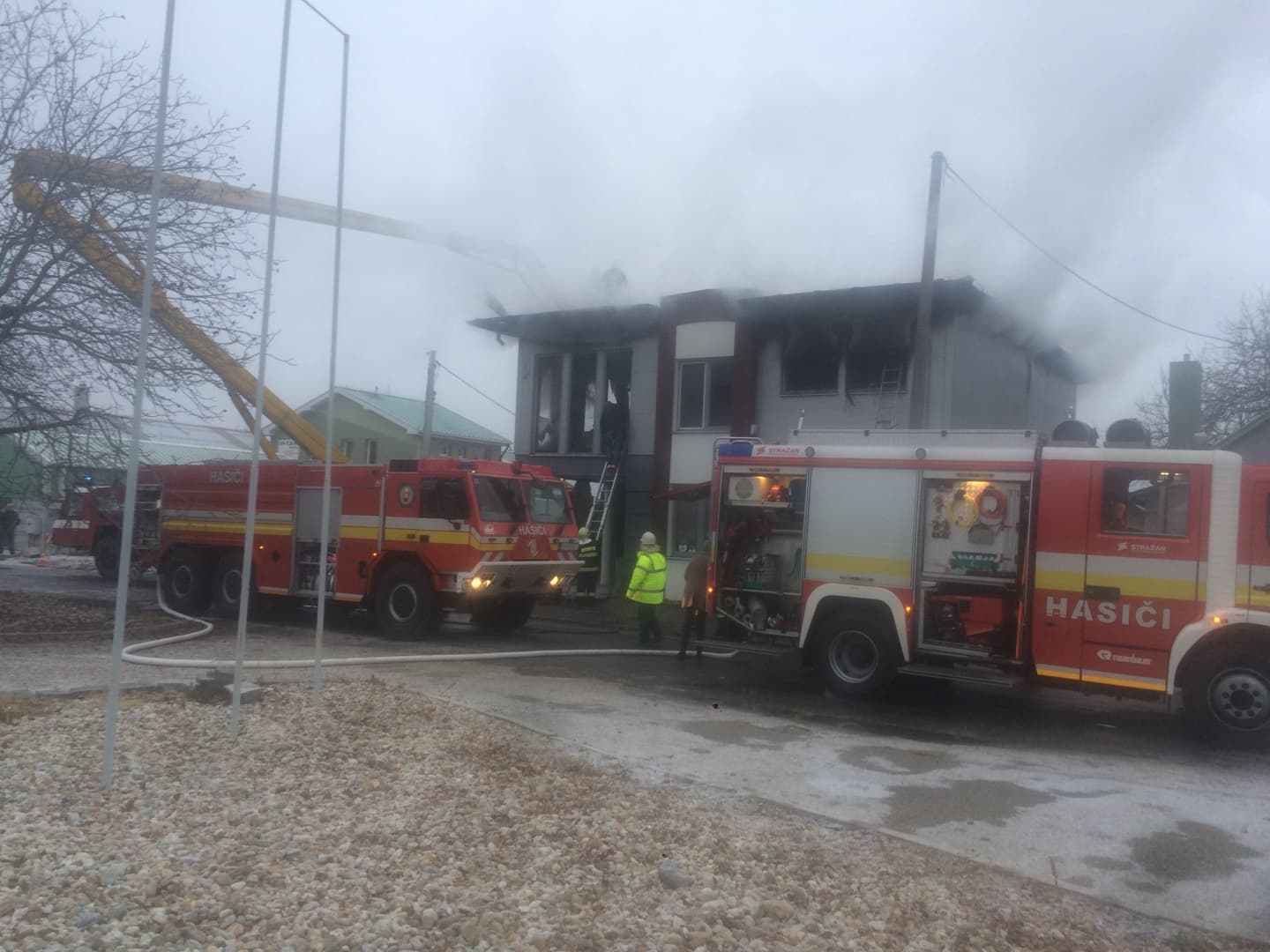 Irodaépület lángolt Dunaszerdahelyen, egy anyát és hároméves gyermekét mentették a tűzoltók!