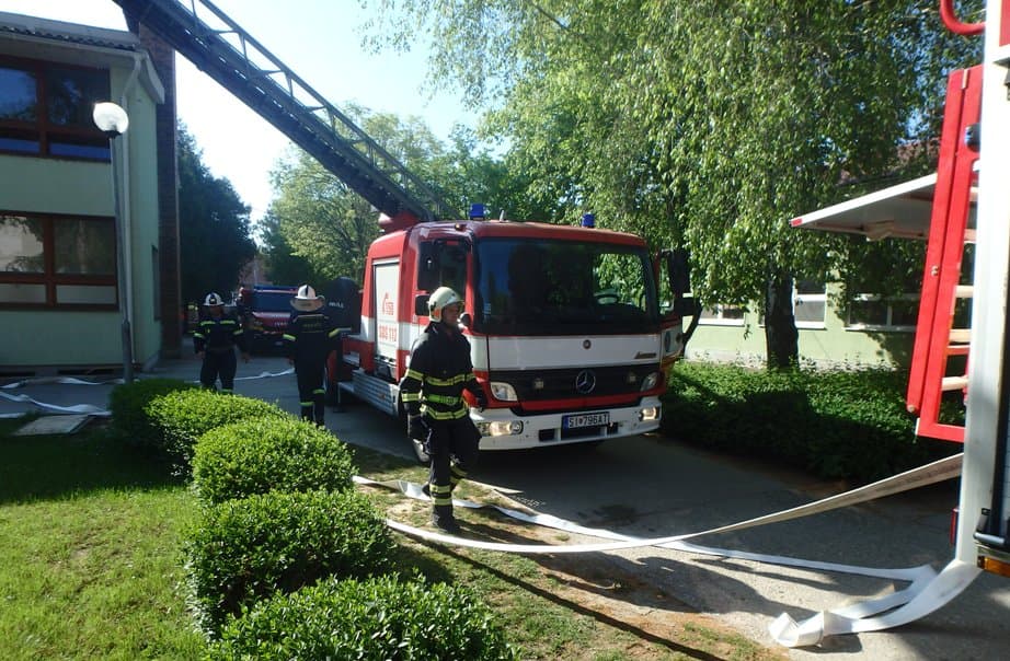 Kidőlt fákhoz, elárasztott pincékhez riasztották a tűzoltókat a Dunaszerdahelyi és a Galántai járásban
