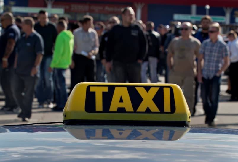 Szlovákiai taxi karambolozott Ausztriában, ketten súlyosan megsérültek