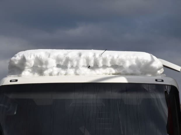 ÉSZMEGÁLL: 1,6 tonna hóval a tetején haladt a busz az autópályán (FOTÓK)