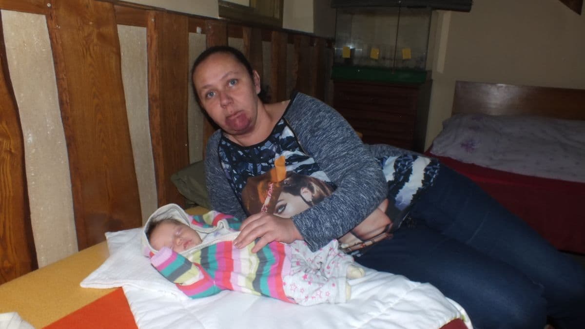HORROR: Hiába kiáltozott a nő, a kórház vécéjén kellett megszülnie gyermekét