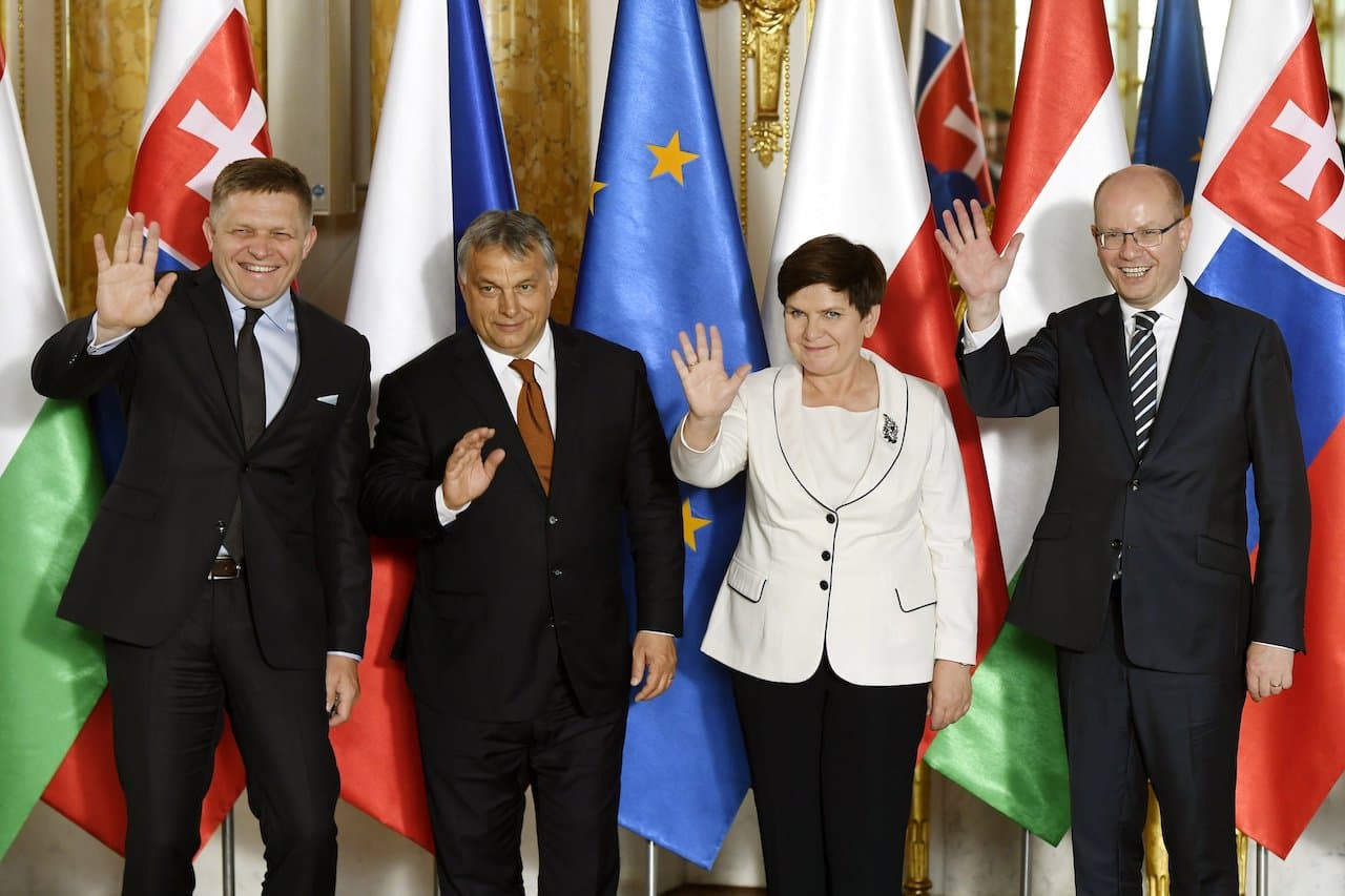 Lengyelország átadta Magyarországnak a V4 soros elnökségét