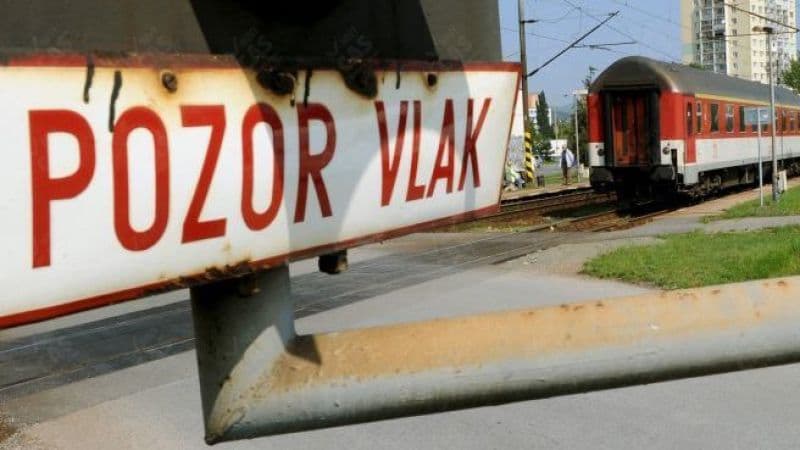 Furgon ütközött a vonattal Komáromnál – a rendőrök senkit sem találtak a járműben