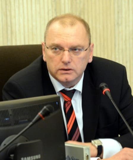 Ľubomír Vážny váltja Zvolenskát a miniszteri székben