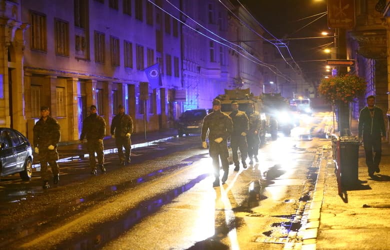 Katonai járművek lepték el Pozsonyt az éj leple alatt