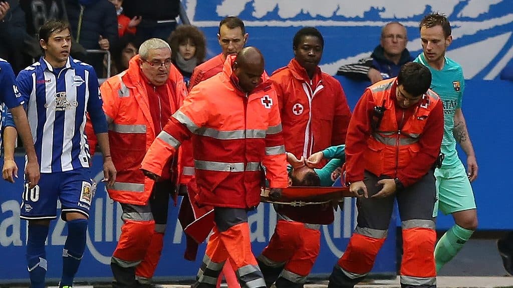 DURVA: Horrorsérülést szenvedett a Barcelona futballistája (videó)