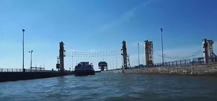 Így zsilipelték le a rendőrség hajóját Bősön (videó)