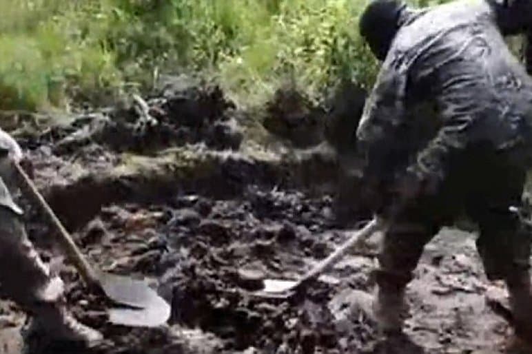 DÖBBENET: Ukrán katonák élve temettek el egy orosz szakadárt!