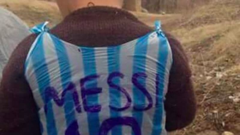 Menekülnie kellett a Messi-rajongó kisfiúnak és családjának