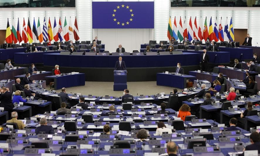 Tovább dagad az EP korrupciós botránya: eljárást indítanak két képviselője mentelmi joga felfüggesztésével kapcsolatban