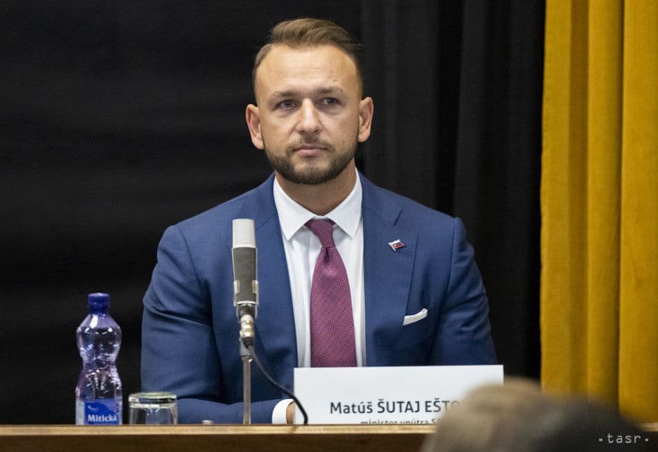 Frissítve: Matúš Šutaj Eštok marad a belügyminiszteri poszton, a kormánykoalíció egységesen szavazott