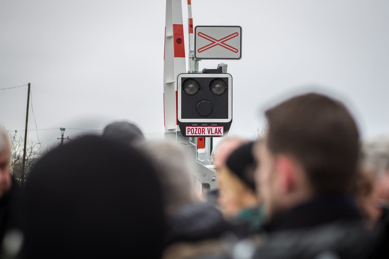 Kedden megnyitják az úszori vasúti átjárót