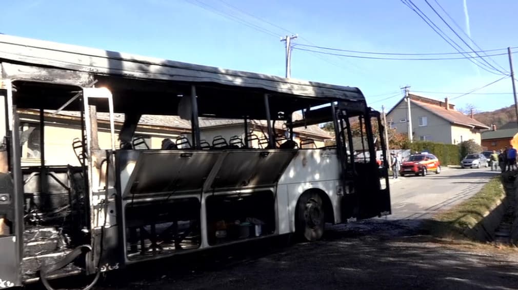 Kigyulladt az utasokat szállító autóbusz, teljesen kiégett
