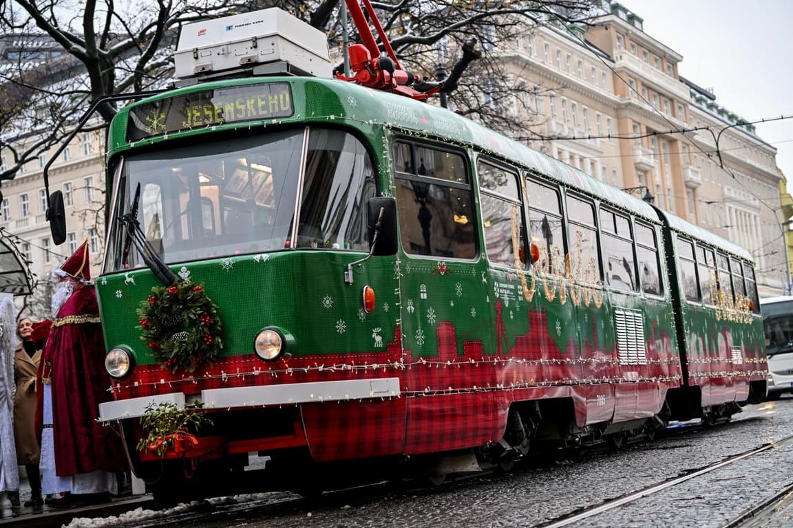 FOTÓK: Bemutatták a pozsonyi karácsonyi villamost, ingyen utazhatunk rajta