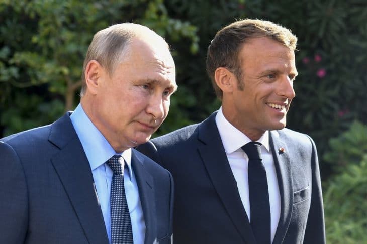 Rendezésről és a gázkereskedelem rubelesítéséről tárgyalt Putyin és Macron