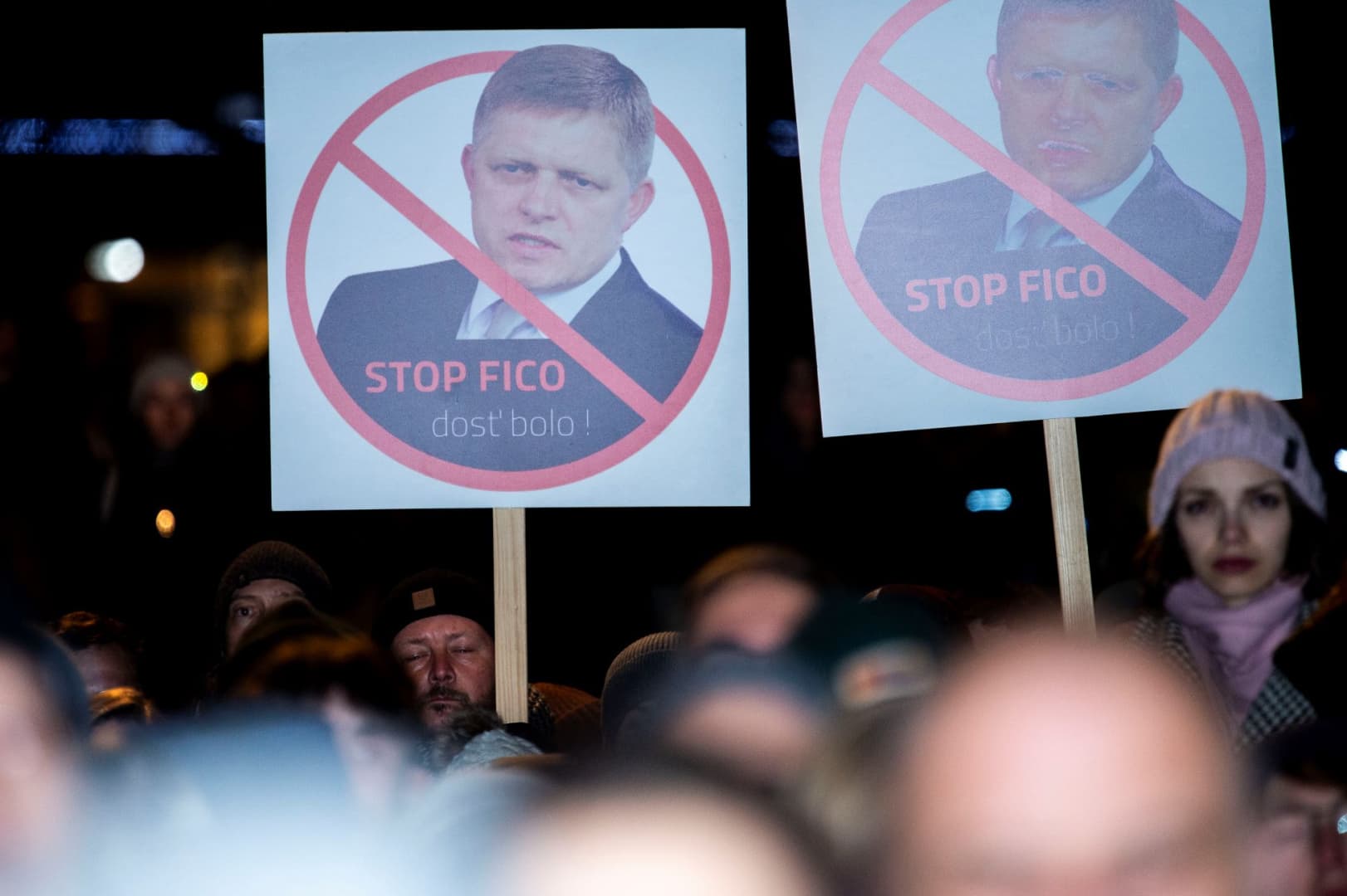 Elég volt Ficóból! – több ezren tiltakoztak Pozsonyban a jogállam leépítése ellen az ellenzék hívására