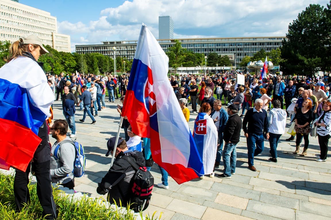 Többen is megsérültek a pozsonyi tüntetésen, 12 személyt vettek őrizetbe a rendőrök