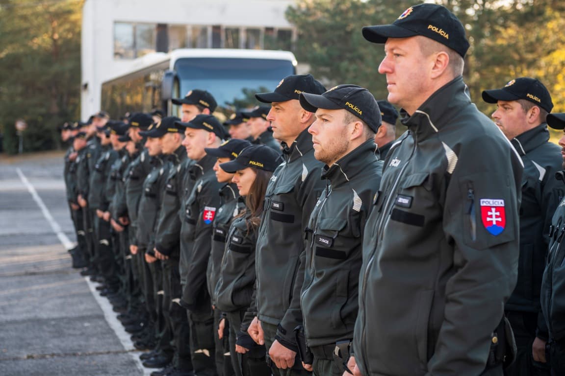 Indul a küldetés: ez a 40 szlovákiai rendőr útra kel, hogy segítsenek a külső határ védelmében (FOTÓK)
