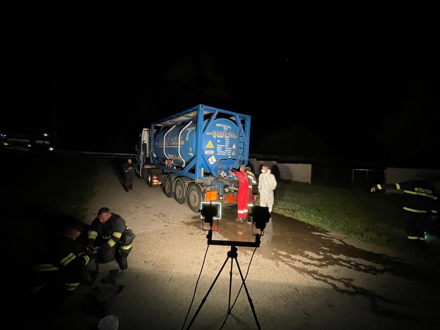 Nyolcszáz liter sav folyt ki egy ciszternás kamionból