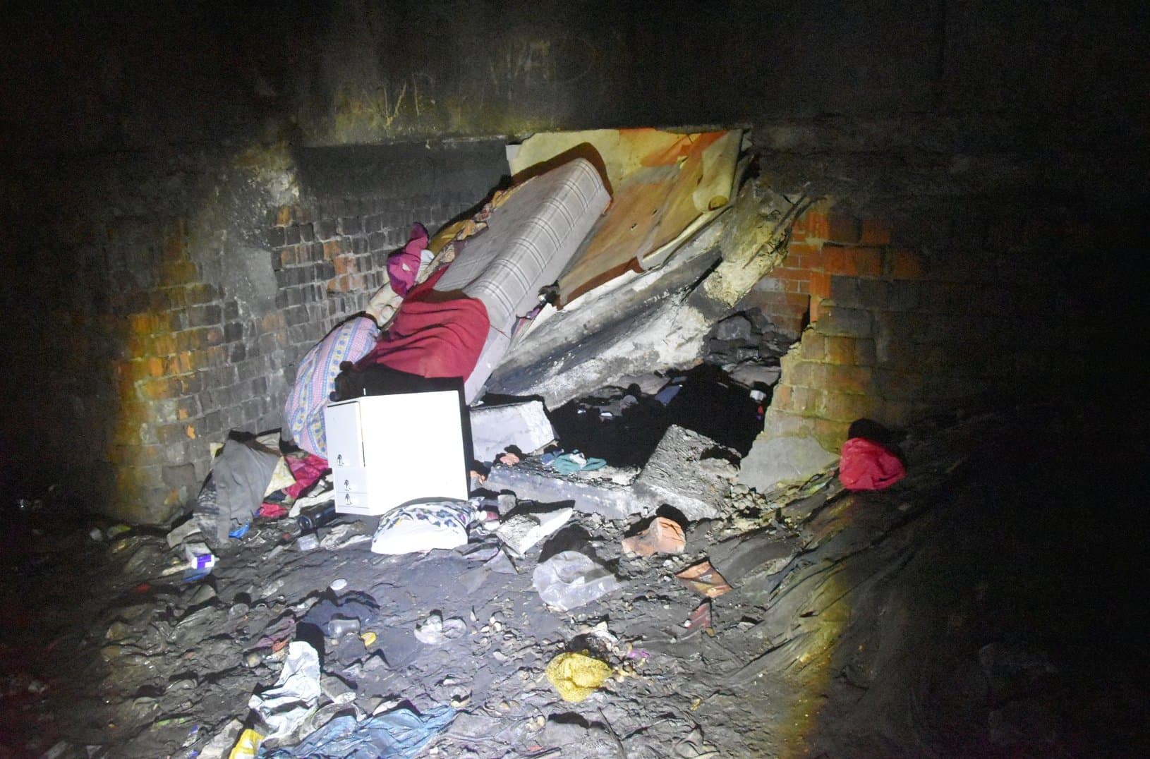 Az éjszaka közepén leszakadt egy lakás padlója hét emberrel, rendkívüli helyzetet hirdettek ki a magyarlakta városban