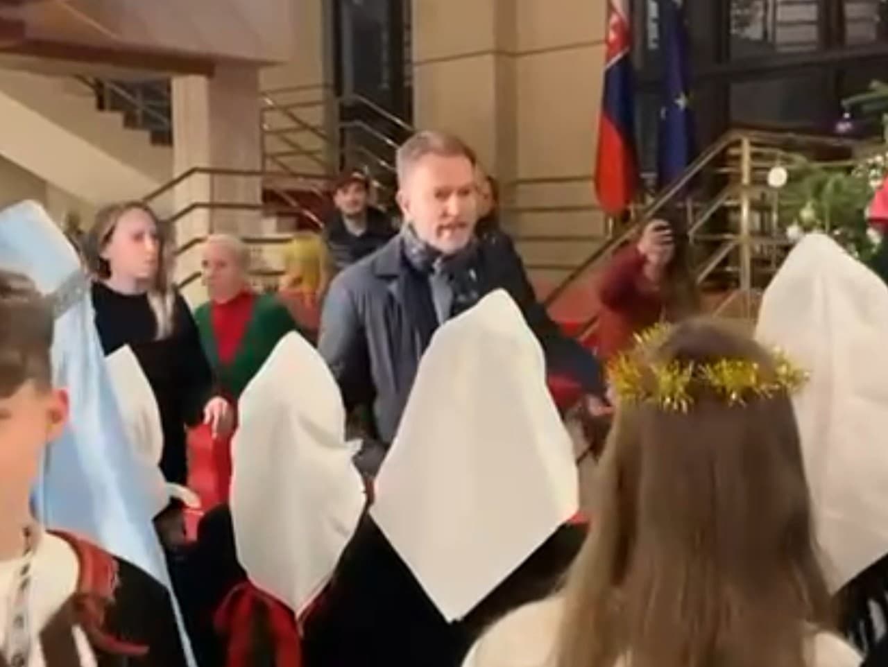 VIDEÓ: Matovič magánszámba kezdett a parlamentben szavaló gyerekek előtt – Pellegrini mellett a csoport vezetőjét is kiosztotta
