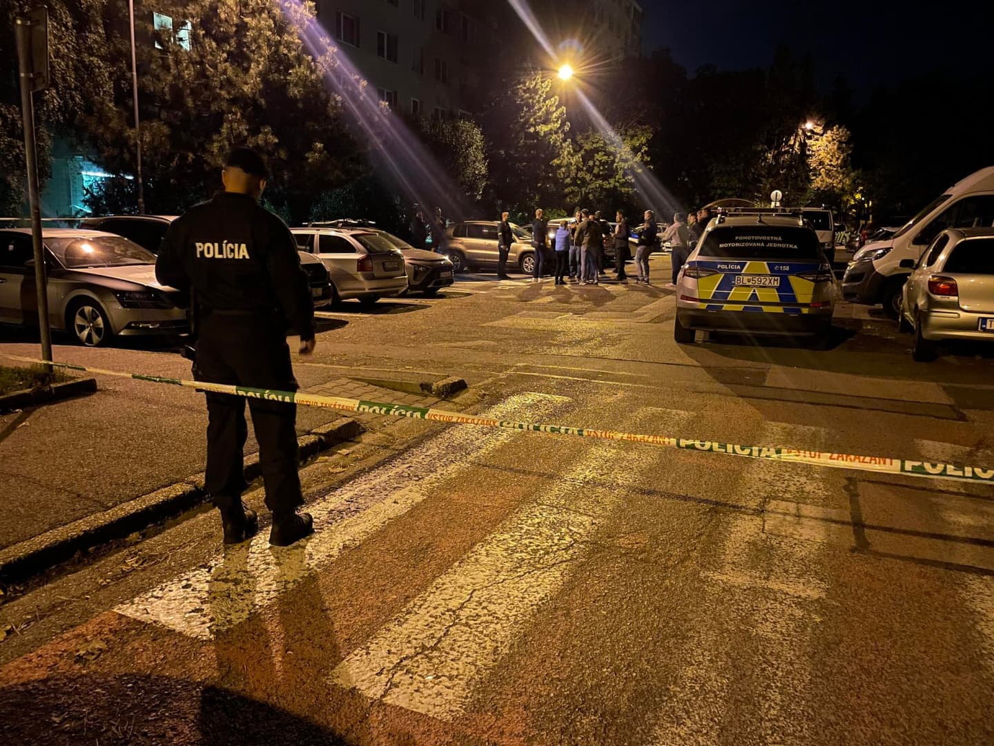 Lakása ablakából lövöldözött egy férfi az éjszaka Pozsonyban – civilek és egy rendőr sérült meg, a támadót lelőtték