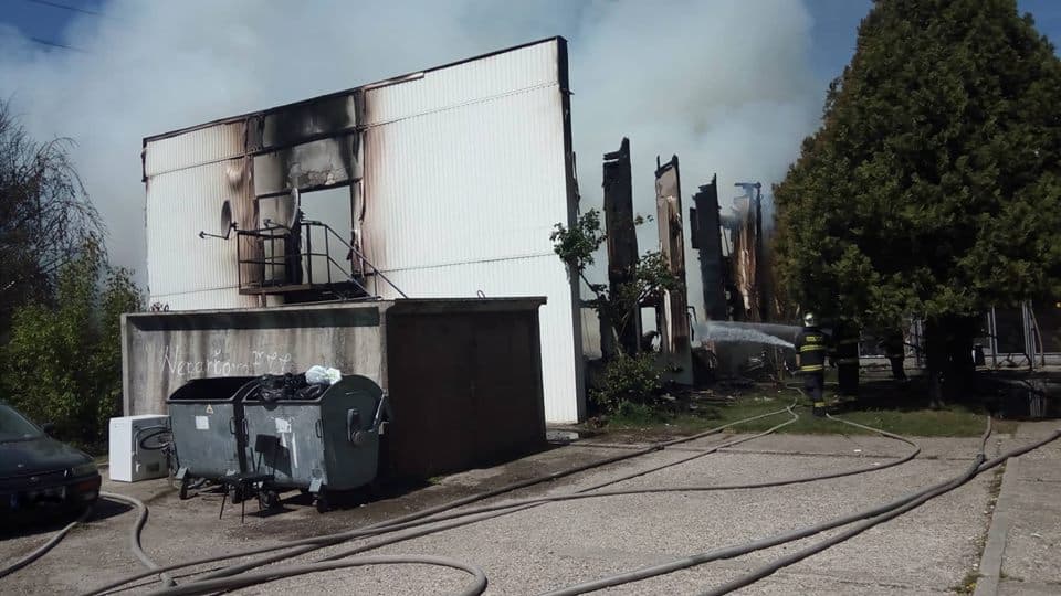 TŰZESET: Kigyulladt egy hajléktalanszálló, több mint 50 tűzoltó küzdött a lángokkal (videó)