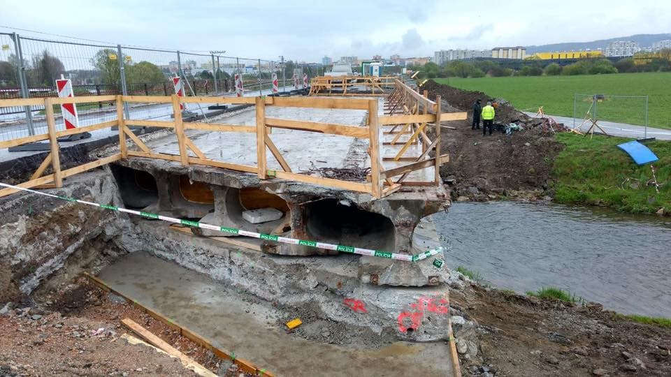 Emberi maradványokra bukkantak egy híd betonüregében