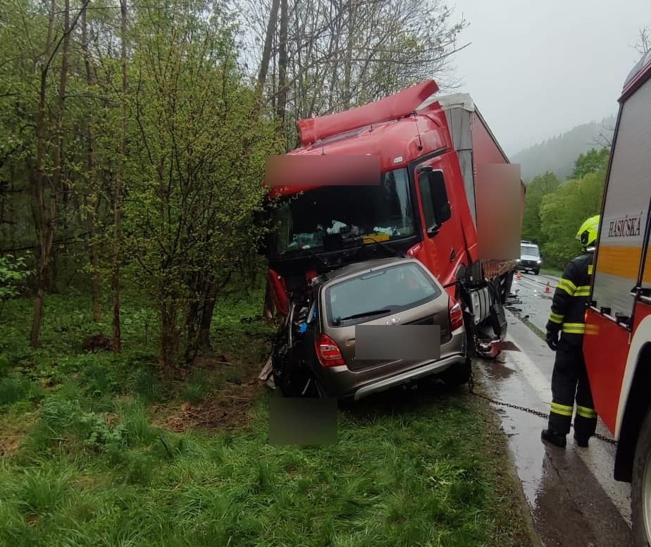 Tragikus frontális ütközés, a helyszínen meghalt a 34 éves sofőr