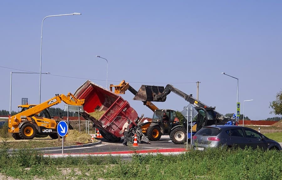 Felborult egy traktor utánfutója az egyházgellei körforgalomban