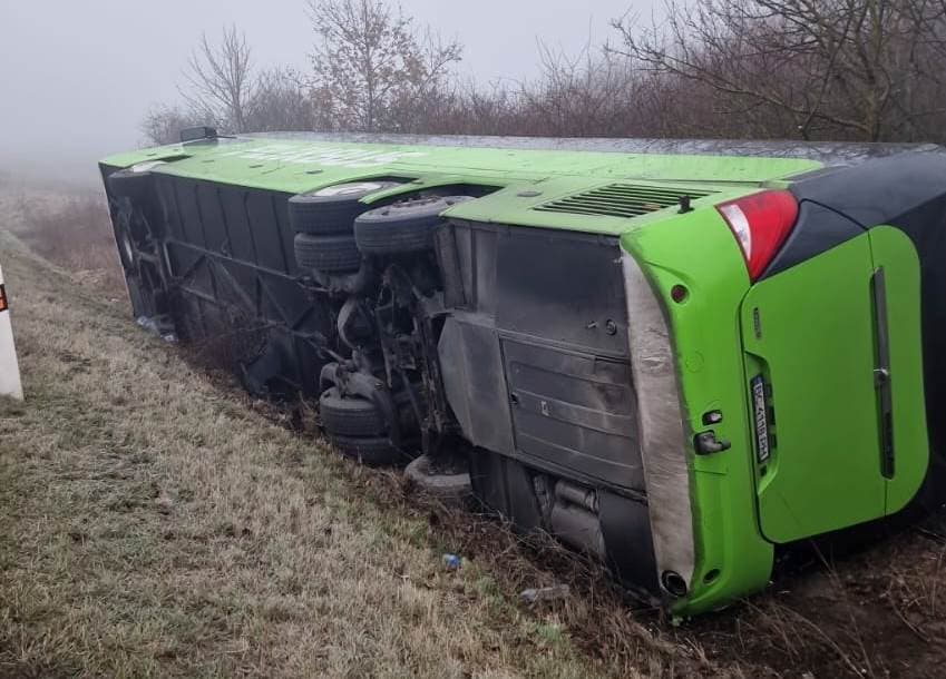 SÚLYOS BALESET: Felborult egy busz, 53-an utaztak rajta!