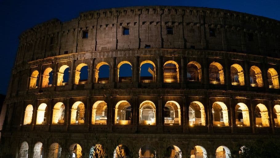 A húsz évvel ezelőtt csatlakozó országok zászlóinak színeivel világítják meg a római Colosseumot az EU-bővítés évfordulóján