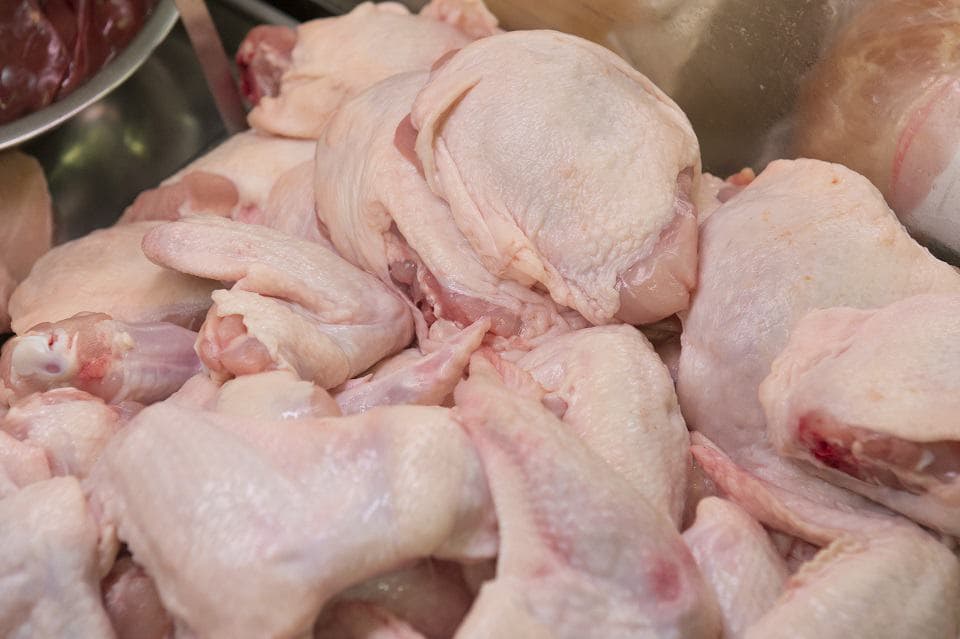 Fertőzött lengyel csirkehús került a piacra, egy ember már belehalt a következményekbe