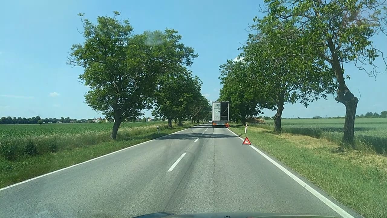 Kamion blokkolja az utat Alsószeli és Királyrév között