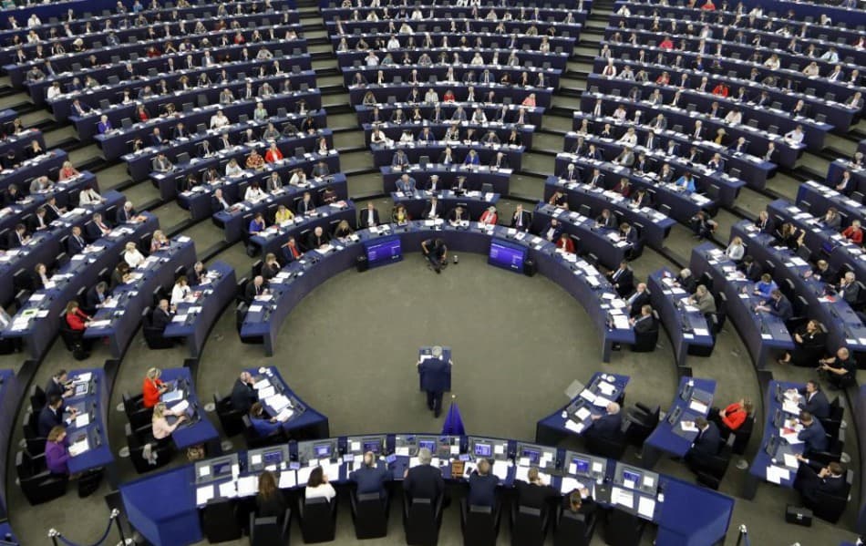 Az Európai Parlament jóváhagyta, hogy az EU több lőszert adjon Ukrajnának