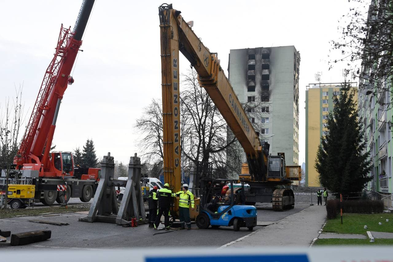 Már bontják a gázrobbanás sújtotta eperjesi panelházat (Videó)