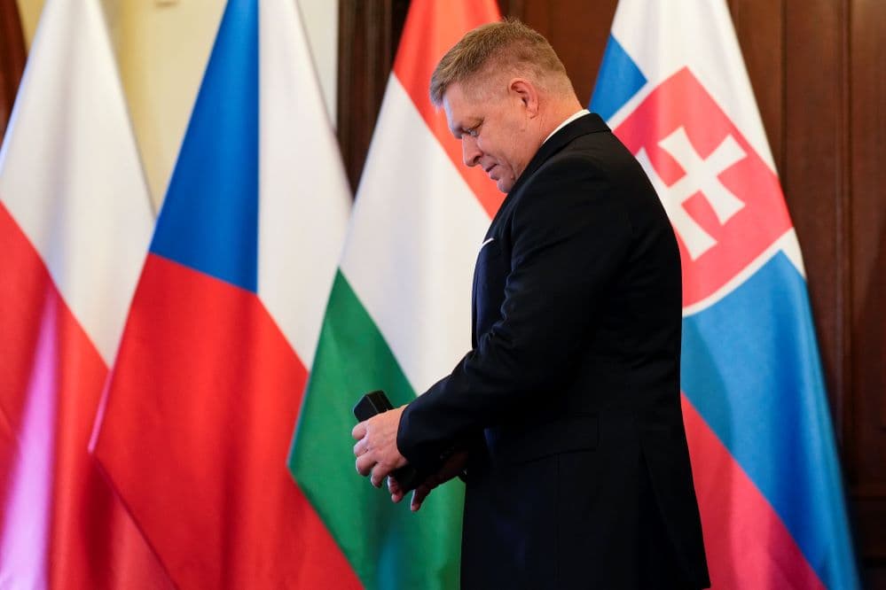 Fico legszívesebben lesmárolta volna a francia elnököt, az meg hatalmas, ahogy két szlovák elnökjelölt a parlamentben hajba kap