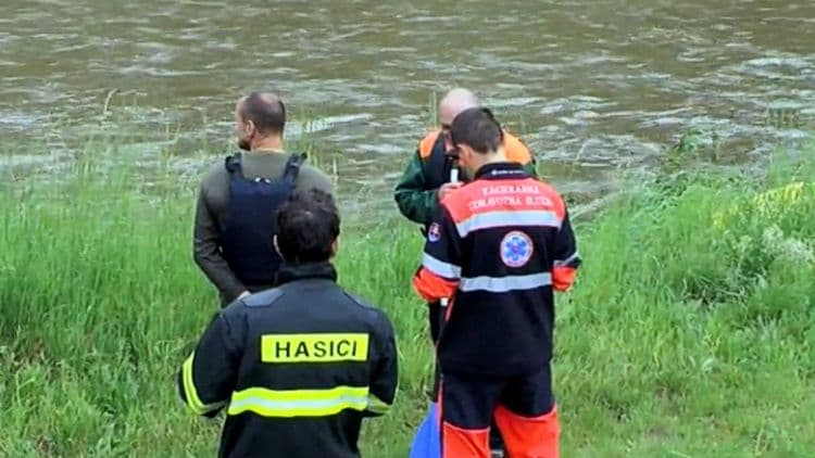 Rendőrök mentették meg a vízben fuldokló férfit