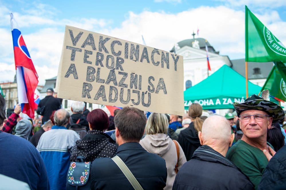 Kotlebáék vagy ezer tüntetőt trombitáltak össze az elnöki palota elé, a szájmaszkok ellen tépik a szájukat