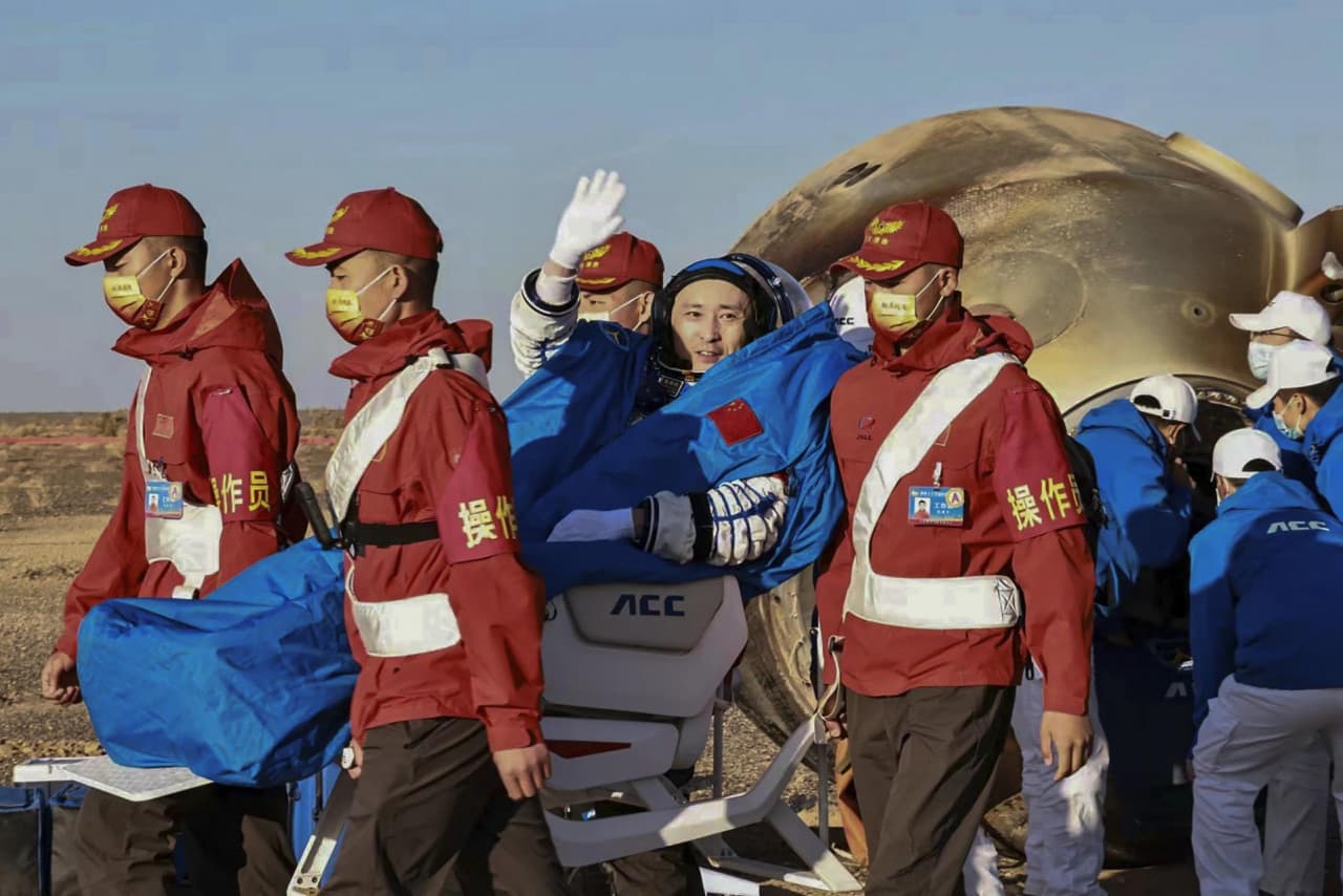 Öt hónap után visszatért a Földre a kínai Sencsou-16 űrmisszió háromfős legénysége