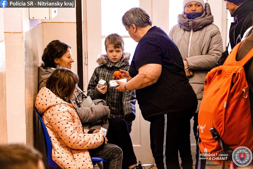 Kifliket, gyümölcsöt és édességet hoz a menekülteknek és gyerekeiknek az idegenrendészet takarítónénije