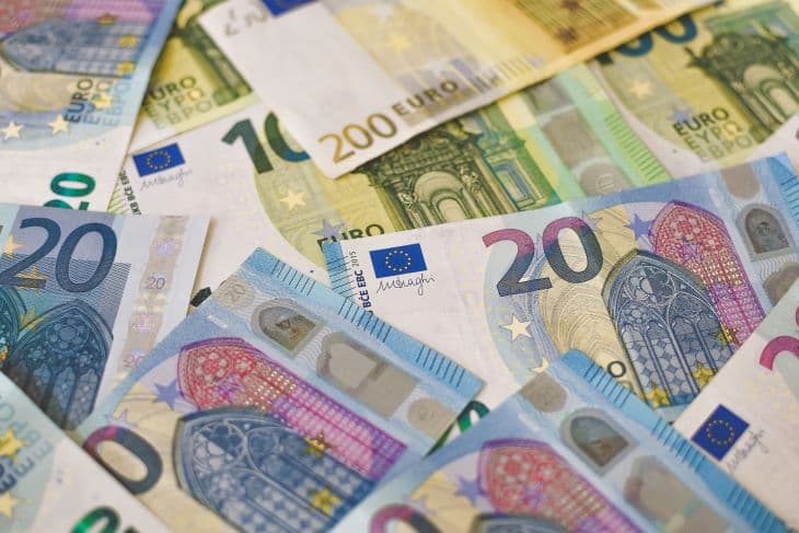 Több mint 42 ezer euróval rövidítettek meg egy 93 éves idős nőt a csalók